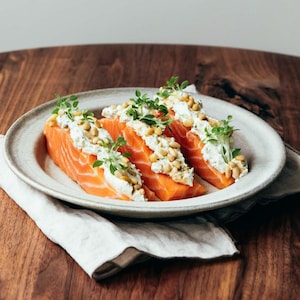 Des filets de saumon garnis de chèvre frais et de pognons.