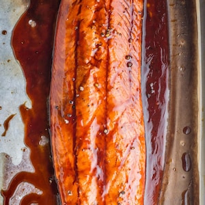 Un filet de saumon glacé dans une plaque à cuisson.