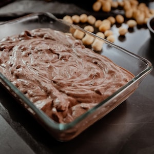 Un dessert chocolaté dans un plat en vitre.