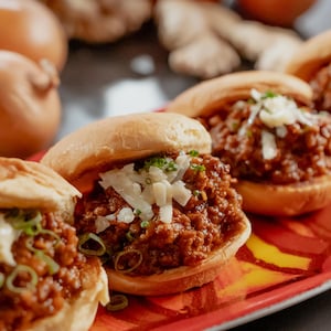 Quatre Sloppy Joes dans une assiette de service.