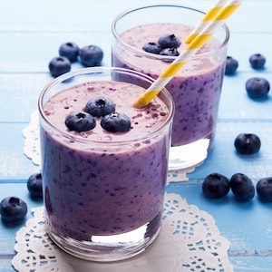 Deux verres de smoothie aux bleuets.