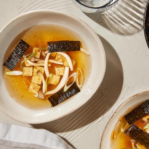 Soupe dashi au miso et tofu dans un bol.