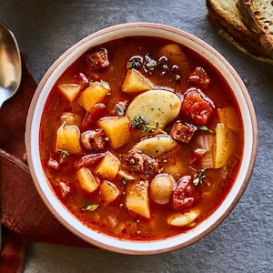 Soupe aux légumes et au chorizo dans un bol.