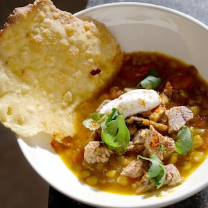 Un bol de soupe marocaine avec une grosse croustille en garniture.