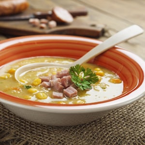 Un bol de soupe aux pois et jambon.