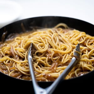 Des spaghettis dans une sauce aux oignons caramélisés. 