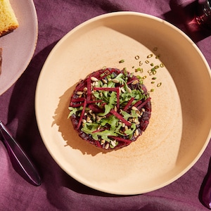 Du tartare de betterave rouge dans une assiette.