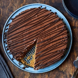 Tarte choco-chaï déposée sur une assiette.