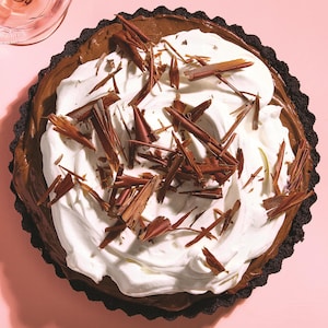 Une tarte au chocolat et à la crème.