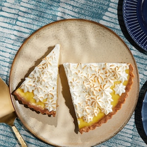 Des morceaux de tarte au citron meringuée dans une assiette.