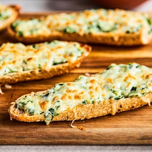 Tartine antigaspillage au vert de poireau sur une planche de bois.