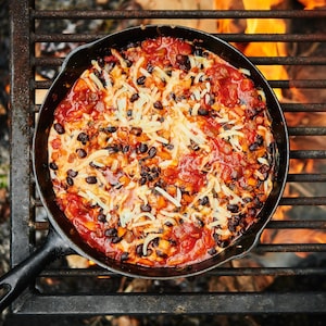 Trempette-repas vide-frigo dans une casserole.