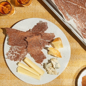 Tuile de cameline accompagnée de différents fromages.