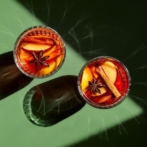 Deux verres de vin chaud aromatisés aux épices, à l'orange et à la pomme.