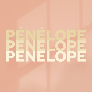 Le titre Pénélope affiché en triple sur un fond neutre.