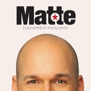 Le nom du spectacle et le haut du visage de Martin Matte : ses yeux et le dessus de sa tête chauve.