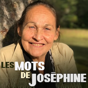 Photo de Joséphie Bacon, souriante, adossée à un arbre.