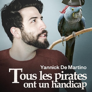 Yannick De Martino aux côtés d'un perroquet déguisé en pirate.