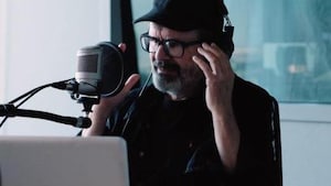 Pierre Flynn parle dans un micro dans les studios de Radio-Canada.