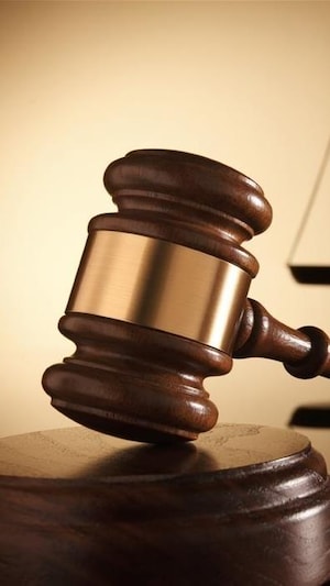 Un marteau de juge devant une balance, symbole de la justice.