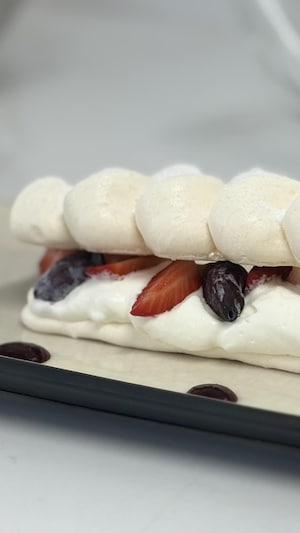 Une pavlova avec des petits fruits.