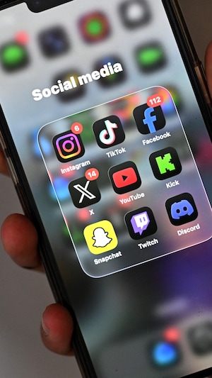 Des icones de réseaux sociaux sur un téléphone.