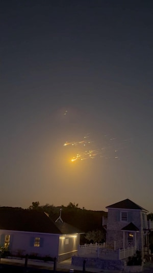 Des débris lumineux dans le ciel.