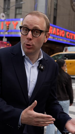 Le journaliste Louis Blouin se trouve au coin d'une intersection à New York.