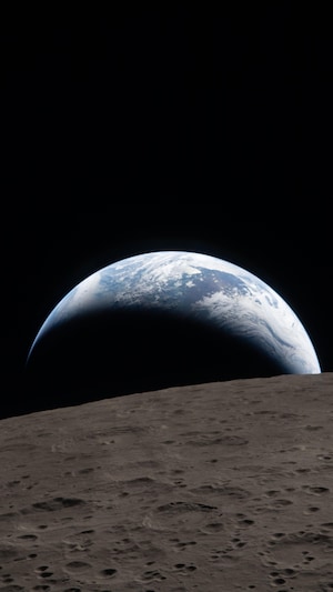 Un croissant de Terre derrière la surface de la Lune.