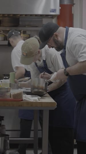 Recevoir une étoile Michelin, qu'est-ce que ça change pour un restaurant? On a été rencontrer le chef du Mastard, Simon Mathys pour en parler.
