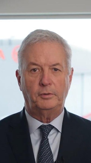 Le PDG d’Air Canada est sous le feu des critiques pour avoir offert ses condoléances en anglais seulement aux victimes de l’accident à LaGuardia. Québec réclame sa démission, mais Michael Rousseau entend rester en poste.
