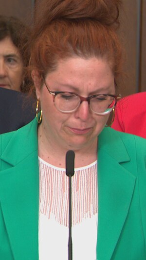 Sandra Demontigny derri&egrave;re un lutrin.