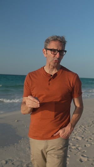 Le journaliste Yanik Dumont Baron marche sur une plage à Varadero, Cuba.