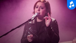 La chanteuse interprète deux chansons de son album 22h22.
