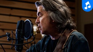 Richard Séguin chante Au bord du temps dans un studio de Radio-Canada.