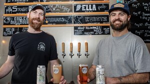 Le maître-brasseur de la microbrasserie 9 Mile Brewery de Saskatoon, Garrett Pederson, et son assistant, Luke Clark, dans le bar de la brasserie le 3 mai 2023.