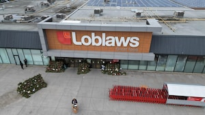 Images aériennes (drone) de commerces de détail à Leslieville, Toronto. Épicerie Loblaws.
