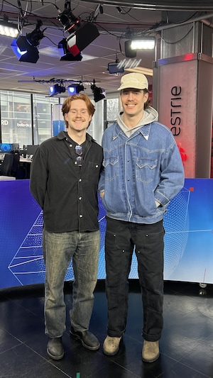 Deux homme cote à cote au studio ici estrie en plan large