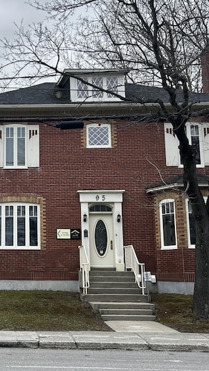 Le bâtiment abritant le centre d'hébergement d'urgence de Rimouski se trouve sur la rue de l'Évêché Ouest.  