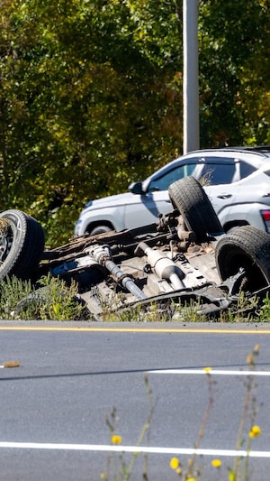 Une voiture est renversée.