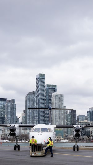 Des avions décollent de l'aéroport le 23 mars 2026. Le premier ministre Doug Ford a annoncé un projet controversé visant à ce que la province reprenne en main cet aéroport du centre-ville et l'agrandisse afin d'y accueillir des avions à réaction.