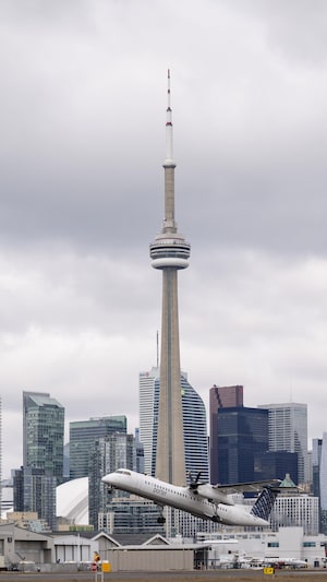 Des avions décollent de l'aéroport le 23 mars 2026. Le premier ministre Doug Ford a annoncé un projet controversé visant à ce que la province reprenne en main cet aéroport du centre-ville et l'agrandisse afin d'y accueillir des avions à réaction.