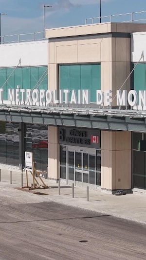 La façade extérieure du nouveau terminal de l'aéroport métropolitain de Montréal. 