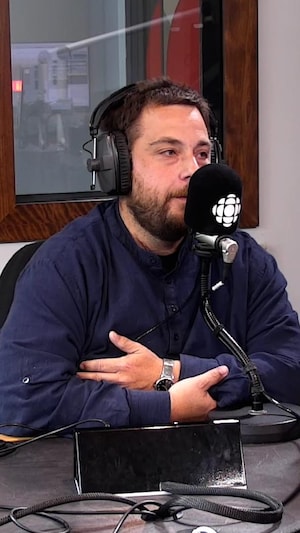 L'agriculteur Simon Leblond, assis dans un studio derrière un micro de Radio-Canada.