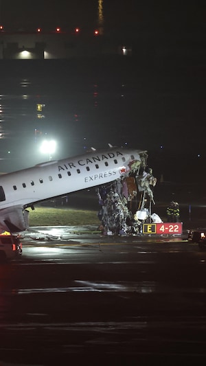 Le vol AC8646 d'Air Canada Express, en provenance de Montréal, est entré en collision avec le camion de pompiers lors de son atterrissage.