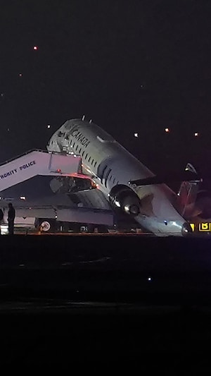 Un avion d'Air Canada est immobilisé sur la piste de l'aéroport LaGuardia, lundi 23 mars 2026, après avoir percuté un véhicule de l'Autorité portuaire à New York.