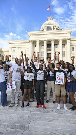 Un groupe de personnes sur les marches sur Capitole de l'Alabama.