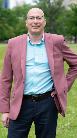 M. Laberge debout dans un champ, le 12 juin 2024.