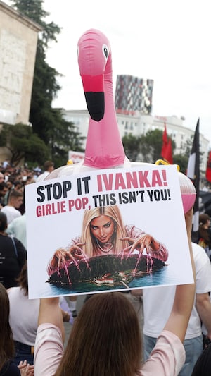 Des manifestants participent à un rassemblement devant les bureaux du premier ministre à Tirana, la capitale de l'Albanie, le 3 juin 2026