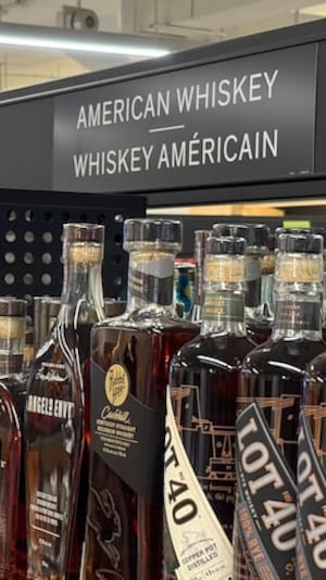 Des bouteilles de whisky américain sur une tablette.